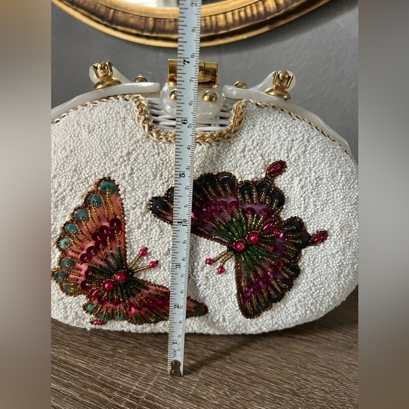 Vintage lucite beaded butterfly Adele wicker purse. - Picture 10 of 11